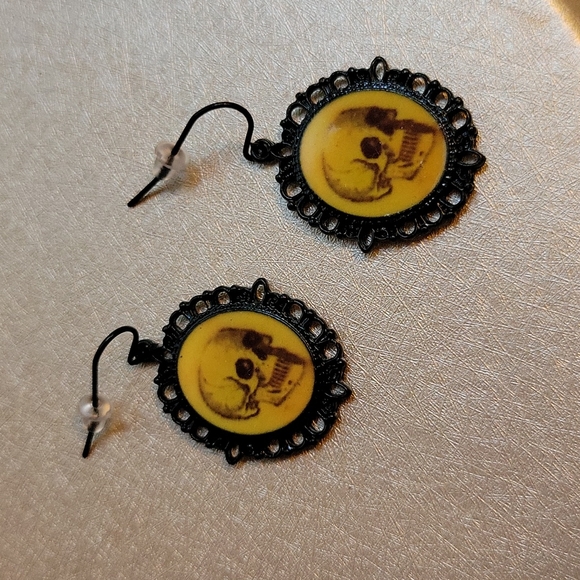 Vintage Style Skull Medallion Dangle Earrings - Picture 5 of 6